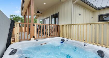 Hill Country Retreat - Luxury Home w/ Hot Tub
