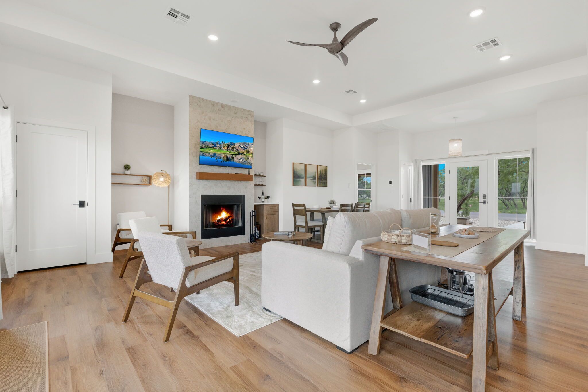 TV, fireplace