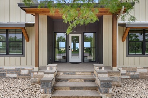 Hill Country Retreat - Luxury Home w/ Hot Tub