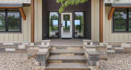 Hill Country Retreat - Luxury Home w/ Hot Tub