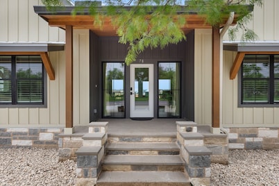 Hill Country Retreat - Luxury Home w/ Hot Tub