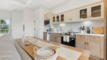 Kühlschrank, Ofen, Herdplatte, Wasserkocher mit Kaffee-/Teezubehör