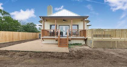 Hill Country Retreat - Luxury Home w/ Hot Tub