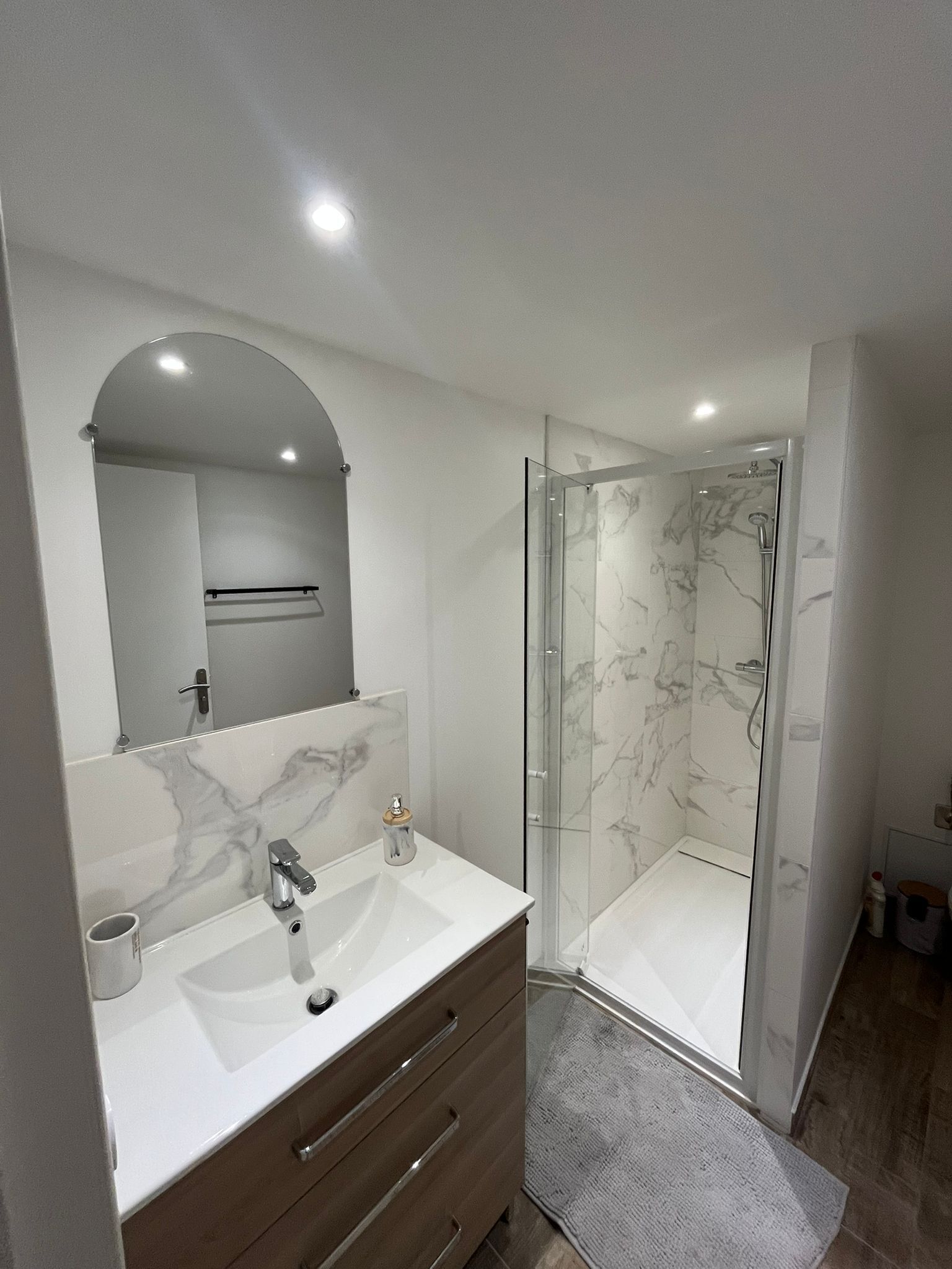 Douche, sèche-cheveux, serviettes fournies, savon
