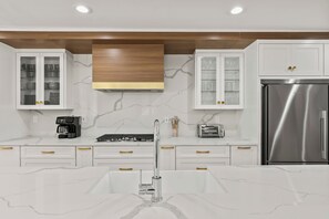 Refrigerador, microondas, horno y parrilla de estufa 
