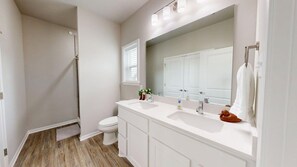 Hair dryer, towels - *New* Ducks & Diamonds 3br/3bath (Bryan)