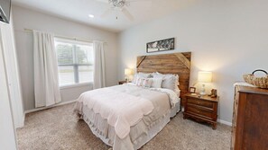 Desk, iron/ironing board, WiFi, bed sheets - *New* Ducks & Diamonds 3br/3bath (Bryan)
