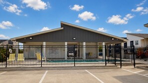 Exterior - *New* Ducks & Diamonds 3br/3bath (Bryan)