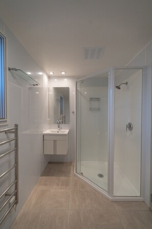 Douche, sèche-cheveux, serviettes fournies