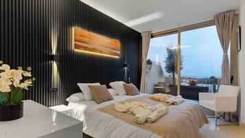 Luxury Apartment, Beach View | Desk, laptop workspace, blackout curtains, free WiFi