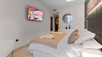 Luxury-Apartment, Strandblick | Schreibtisch, laptopgeeigneter Arbeitsplatz, Verdunkelungsvorhänge