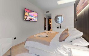 Desk, laptop workspace, blackout curtains, free WiFi - Al Fattah Luxury (Estepona)