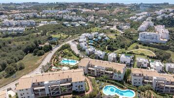 Luxury-Apartment, Strandblick | Innen-/Außenpool | 3 Außenpools