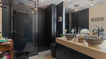 Luxury-Apartment, Strandblick | Badezimmer | Haartrockner, Handtücher, Seife, Shampoo
