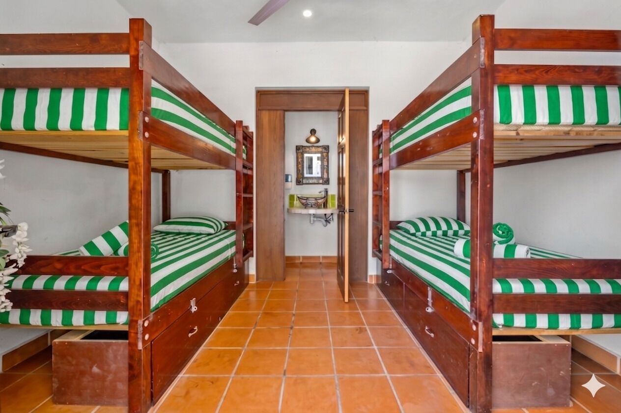 Quarto casal standard, sacada, vista para a cidade | Escrivaninha, espaço de trabalho para notebook, Wi-Fi de cortesia