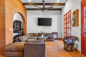 Lobby sitting area - Los Gonzalez Hotel by Monyxbnb (Puerto Vallarta)