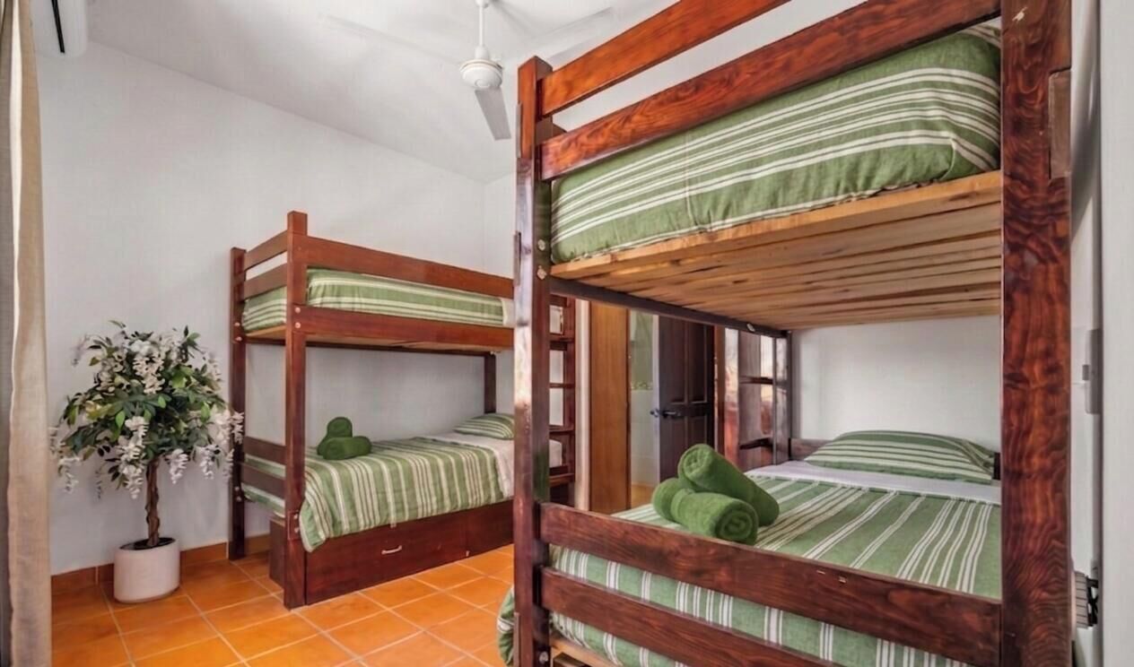 Quarto casal clássico, sacada, vista para a cidade | Escrivaninha, espaço de trabalho para notebook, Wi-Fi de cortesia