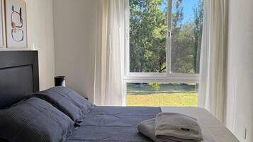 5 bedrooms, iron/ironing board, free WiFi, bed sheets