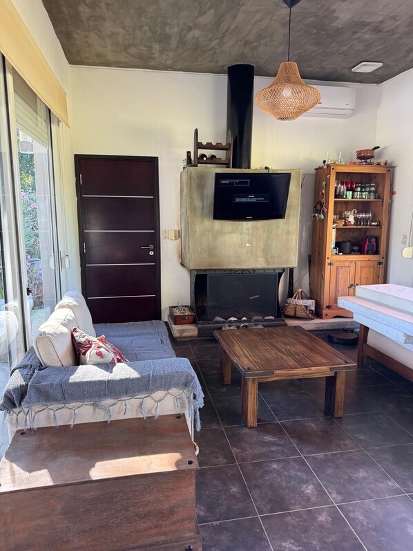 Smart TV, chimenea y libros 