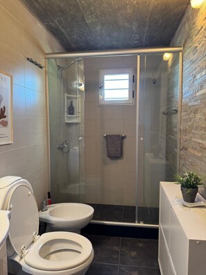 Secadora de cabello, bidet, toallas, jabón 