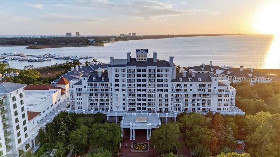 The Grand Grove by Avantstay Beach Access + Pool + Golf + Tennis Walk to Baytowne Wharf