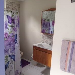 Shower, hair dryer, towels, soap - 3-bedroom,2 bath apartment perfect for family vac.with AC in quiet, area
 Balata (Balata)