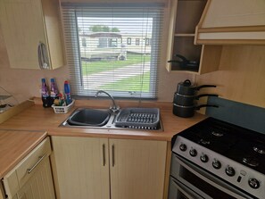Fridge, microwave, oven - Cabin Sleeps 6 With Garden and Pets Welcome (Skegness)