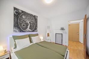 Een strijkplank/strijkijzer, reisbedje, gratis wifi, beddengoed