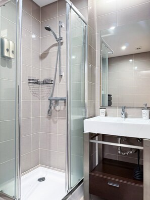 Shower, hair dryer, towels, soap - Tavira Escape with Pool by BeCherish (Tavira)