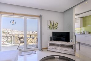 TV - Garden Hill Haven Old Town & Sea View by BeCherish (Albufeira)