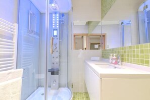 Shower, hair dryer, towels - Garden Hill Haven Old Town & Sea View by BeCherish (Albufeira)