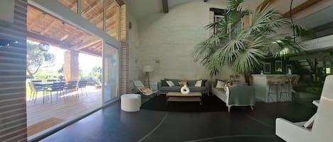 Smart TV, fireplace, DVD player, ping pong