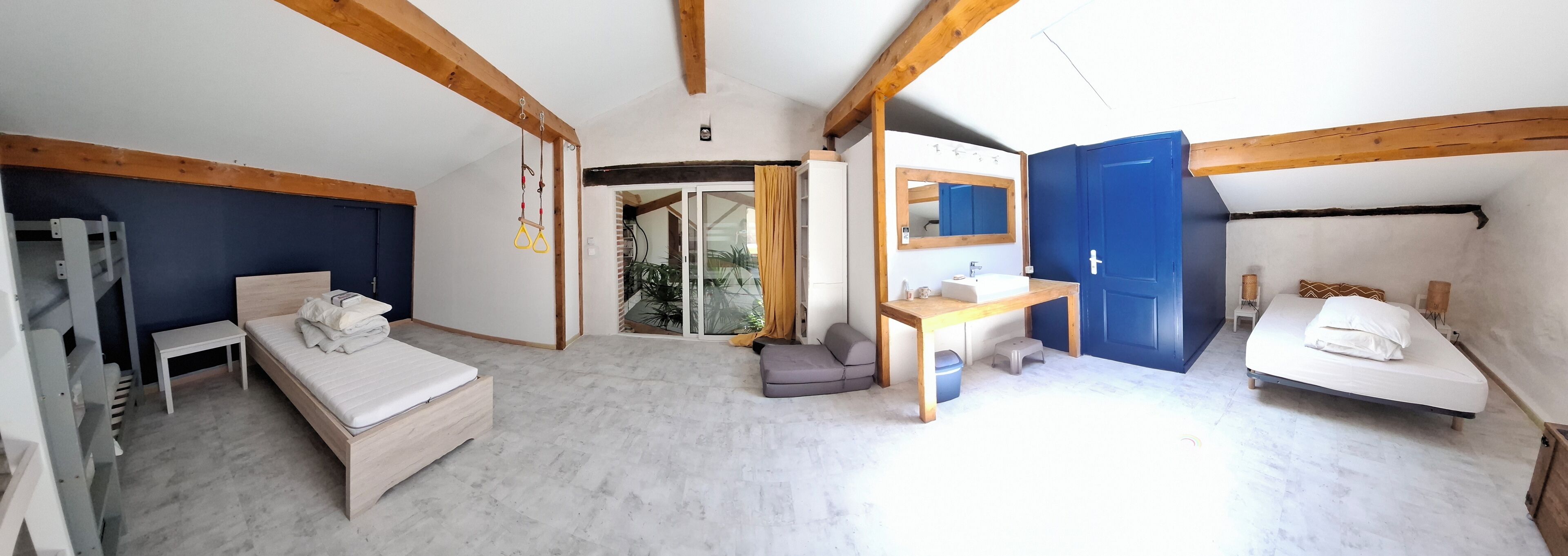 5 slaapkamers, een bureau, een strijkplank/strijkijzer, wifi