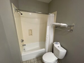 Habitación individual estándar, vistas a la ciudad | Baño | Bañera, toallas, jabón y champú