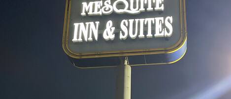 A sign for Mesquite Inn & Suites with a daily and weekly Jacuzzi sign.
