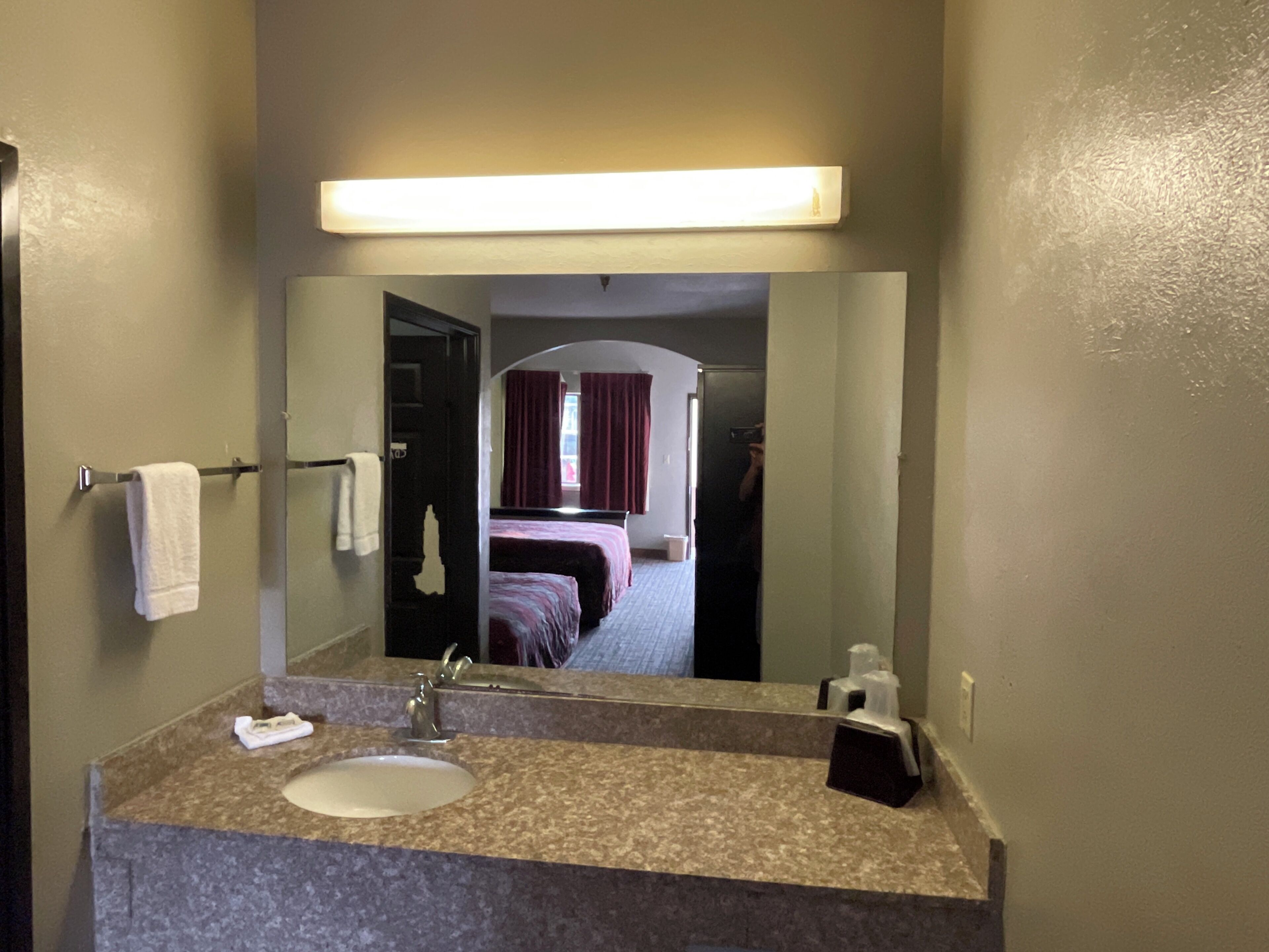 Quarto casal standard, vista para o jardim | Banheiro | Banheira, toalhas de banho, sabonete, shampoo