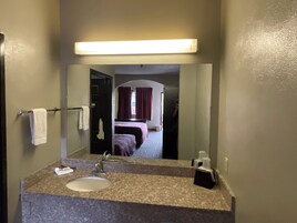 Quarto casal standard, vista para o jardim | Banheiro | Banheira, toalhas de banho, sabonete, shampoo