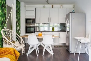 Private kitchen - Cosy F3 with private terrace - Plessis-Robinson - 20 min. Paris (Le Plessis-Robinson)