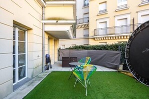 Outdoor dining - Vrbo Property (Le Plessis-Robinson)