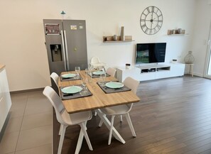 Dining - Vrbo Property (Le Plessis-Robinson)