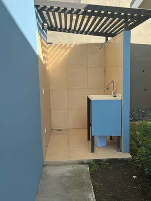 Shower, hair dryer, towels, soap - Charming 2-bedroom 2-bath condo with AC in Potrero 5-7 minutes from the beach (Potrero)