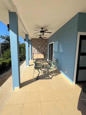 Outdoor dining - Charming 2-bedroom 2-bath condo with AC in Potrero 5-7 minutes from the beach (Potrero)