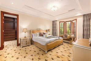 Room - 6BR Ensuite Luxury Estate w/ Theatre, Sauna Office (Vancouver)