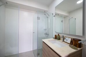 Ducha, secador de pelo, toallas