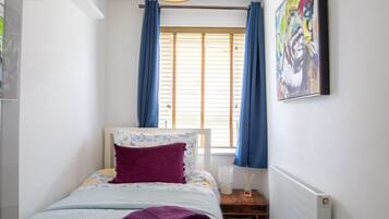 Tabla de planchar con plancha, wifi y ropa de cama