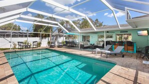 Una piscina coperta con lettini e un'area bar.