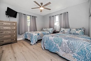 3 bedrooms, desk, iron/ironing board, travel cot - Entire 3BR/2BA Home with Waterfront Access and your own kayak's and paddle-board. (Port Richey)