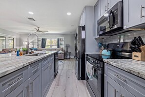 Refrigerador, microondas, parrilla de estufa y lavavajillas 