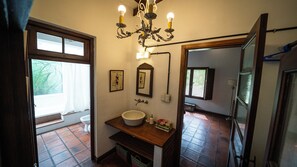 Apartamento superluxo, vista para o resort | Banheiro | Chuveiro, secador de cabelo, toalhas de banho, sabonete