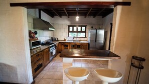 Luxury Cottage, Park View | Private kitchen